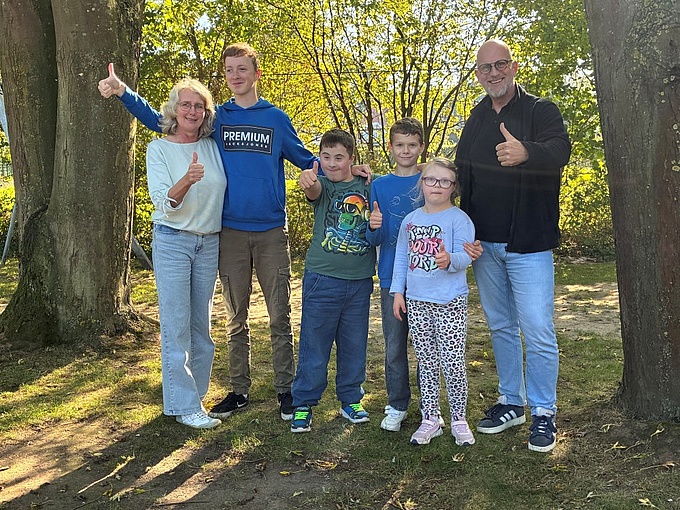 Petra Böske (l.) von der HpH-Sportabteilung und Axel Wichmann (r.), Leiter der Paul-Moor-Schule, gratulieren Jarno Ewerding, Gino Steiniger, Raphael Tobaschus und Nicole Gransicka zu ihrer sportlichen Leistung. 
