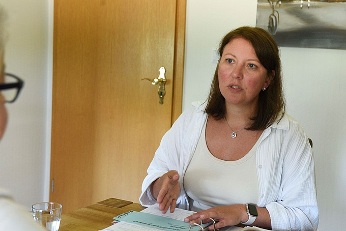 Melissa Thie im Gespräch mit einer Patientin.