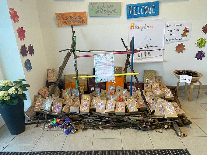 Mehrere Geschenke liegen im selbstgebauten Osternest. 