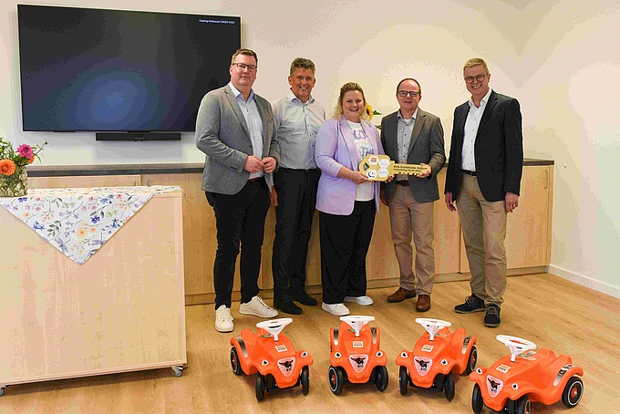 Symbolische Schlüsselübergabe (v.l.): Klaus Menke, Carsten Völkerding, Linda Westerfeld, Guido Uhl und Michael Wernke.  