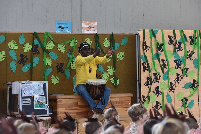 Der erfahrene Trommler Fofo führte die Kinder durch die Trommelwoche.