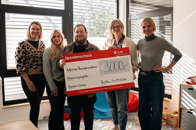 Gruppenfoto zur symbolischen Scheckübergabe (v.l.): Sonja-Carmen Pruthoff, Jenny Esau und Danny Albert überreichen den Scheck an Andrea Wellmann und Gaby Markus.