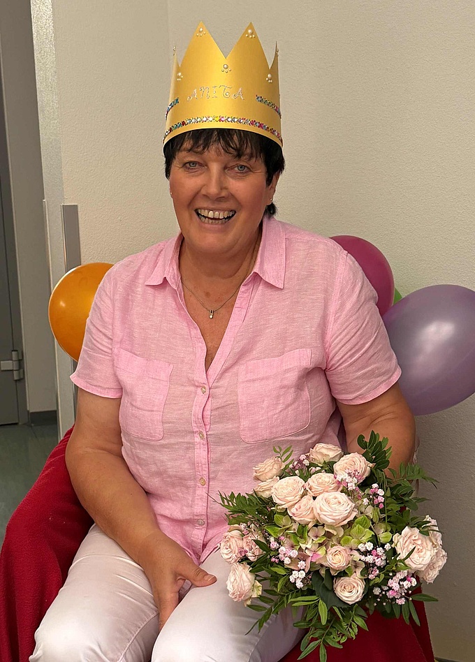 Anita Lünnemann trägt bei ihrer Verabschiedung im Kinderzentrum im Artland eine selbstgebastelte goldene Krone auf dem Kopf. Foto: Kinderzentrum im Artland. 