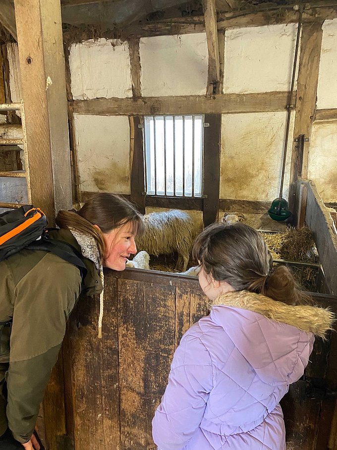 Naturschutzführerin Christiane Achelwilm (l.) spricht mit einer Schülerin.