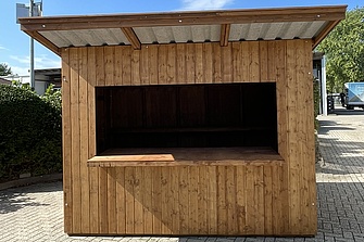 Der Verkaufsstand auf einem gepflasterten Hof von vorne