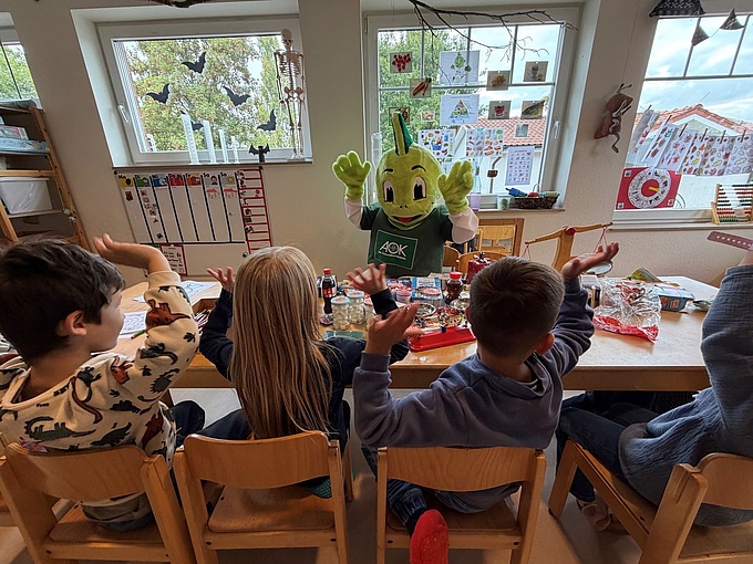 Jolinchen, das Maskottchen der AOK, kam persönlich zu Besuch.