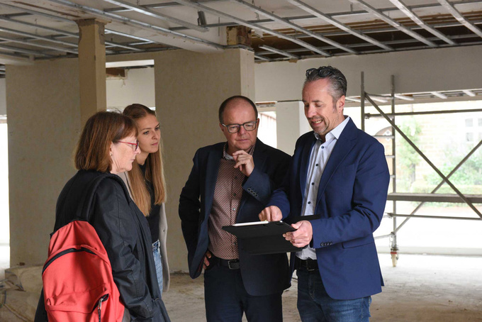 Besprechung im Rohbau: Michael Strehl erläutert Bürgermeisterin Agnes Droste, Franziska Albers und Guido Uhl die Umbaupläne von Architektin Heike Heilig.