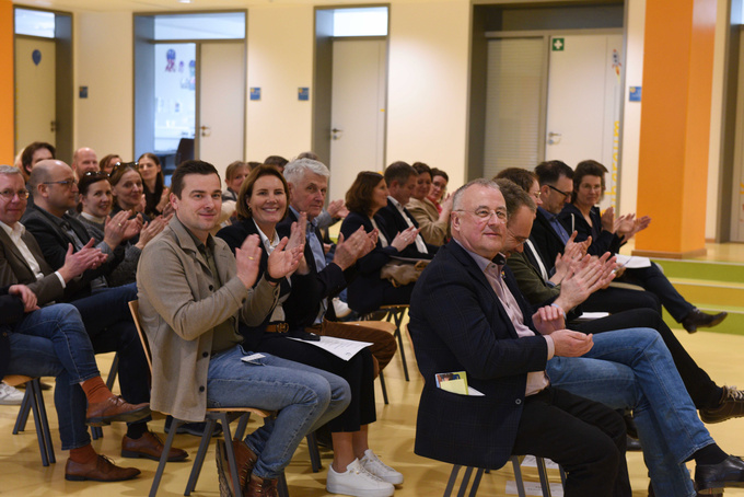 Blick ins Publikum: Die Gäste lächeln und klatschen.