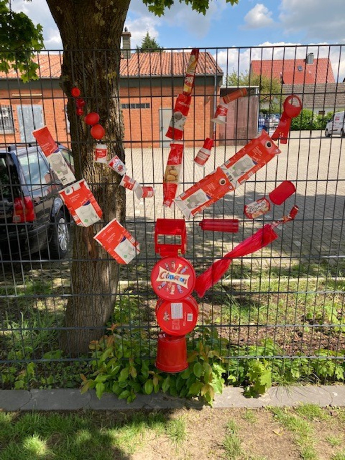 Müllbaum aus roten Gegenständen