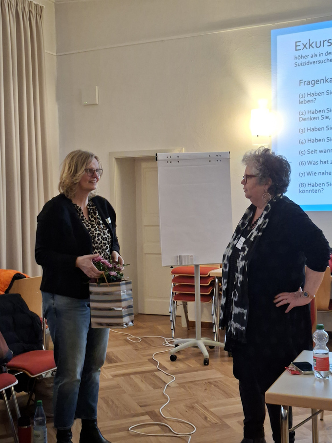 Andrea Wellmann steht gegenüber von Barbara Rittmann, Dipl.-Psychologin, Psychologische Psychotherapeutin und zertifizierte Autismustherapeutin,.