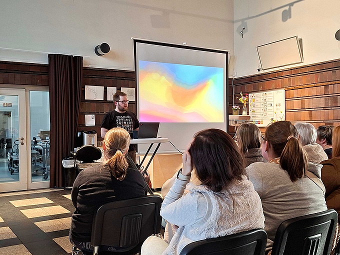 Oliver Braun spricht am Rednerpult beim Vortrag "Hürden im Hirn".