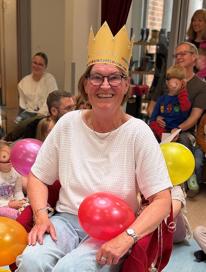 Hedwig Mehlich trägt bei ihrer Verabschiedung im Kinderzentrum im Artland eine selbstgebastelte goldene Krone auf dem Kopf. 