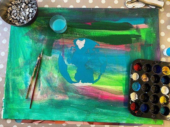 Zunächst wurde der Maluntergrund in Grün- und Blautönen grundiert – Farben, die an unsere Erde erinnern.