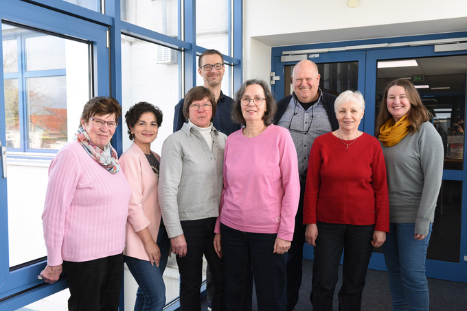 Gruppenfoto der Verabschiedung: Die ausscheidenden Mitarbeiter und 