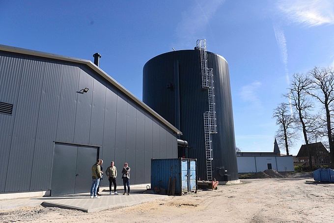 Blick auf den Wärmespeicher-Turm. Er fasst 2 Millionen Liter heißes Wasser.