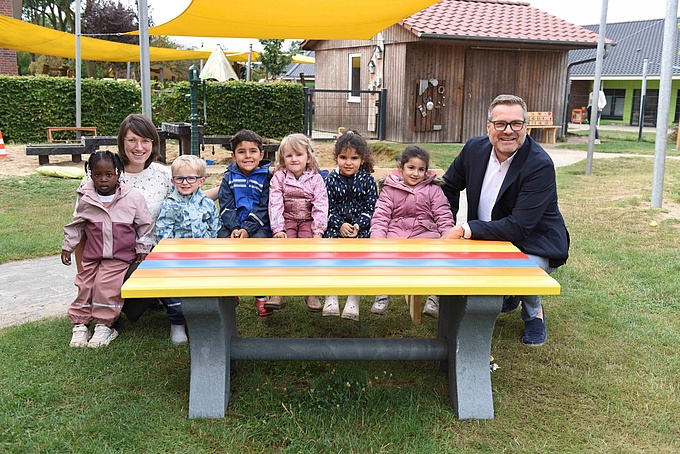 Gruppenfoto auf den Sitzmöbeln mit Carmen Gerbus und Jürgen Sander.