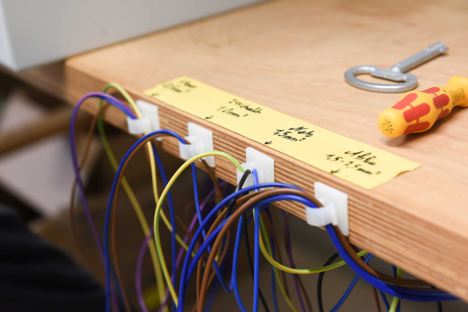 Die Kabel, die zu Herrn Neufelds Arbeitsmaterialien gehören, sind fein säuberlich beschriftet.