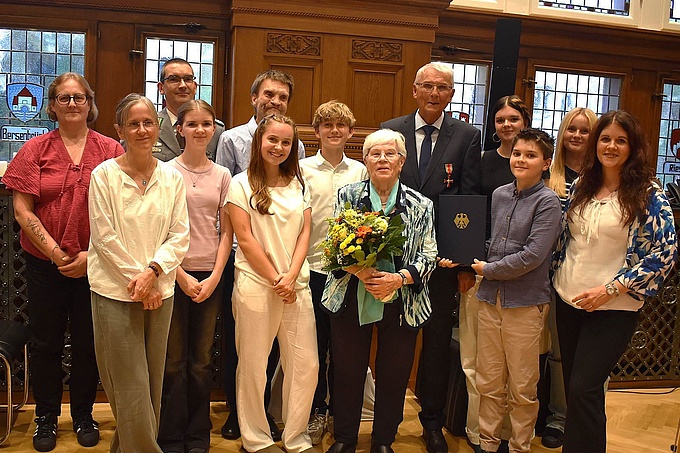 Karl-Heinz Schnebel und seine Familie, darunter Kinder und Enkelkinder, posieren für ein Gruppenfoto.