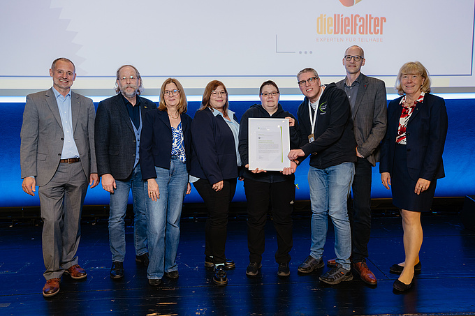 Gruppenfoto: Das Team der Steuerungsgruppe (v.l.n.r. Richard Müller, Ute Severit-Wobker, Dagmar Heyen, Nicole Kaiser, Tobias Bollmer und Jens Arneke) nahm den Preis entgegen. 