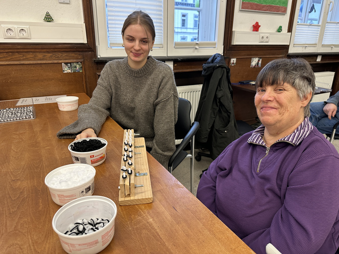 Janne und Petra sitzen an einem Tisch im Bramscher Bahnhof.