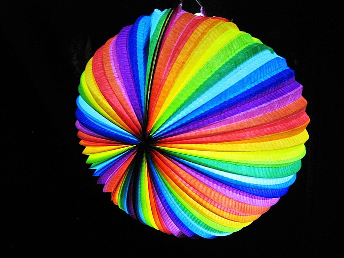Eine bunte Laterne leuchtet im Dunkeln. Foto: ASSY/Pixabay.