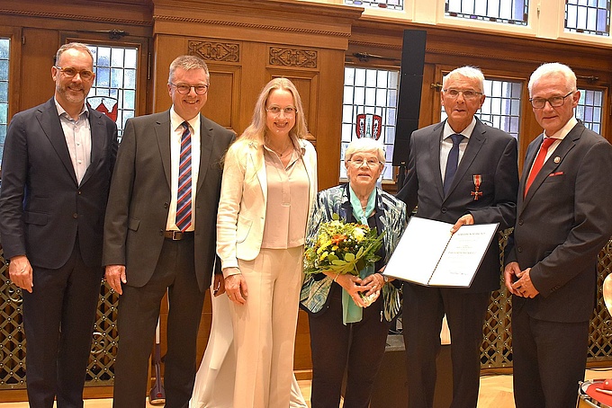 Gruppenfoto (v.l.): Jan Wilhelm Witte, Michael Wernke, Anna Kebschull, Regina und Karl-Heinz Schnebel, Christian Klütsch.  