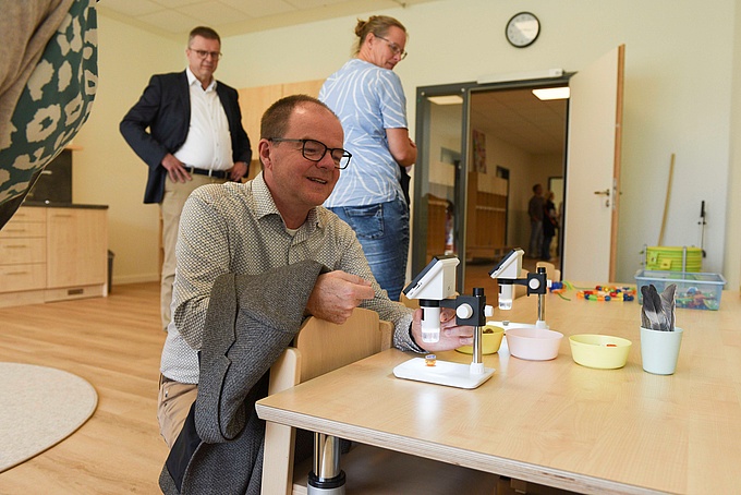 Guido Uhl testet ein Mikroskop.