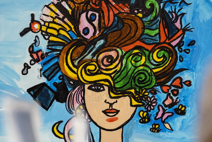 Frau an einer Nähmaschine