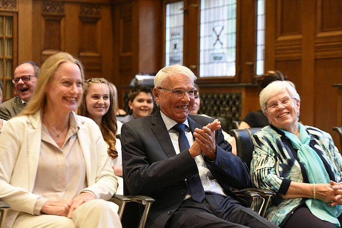 Anna Kebschull, Karl-Heinz SChnebel und seine Ehefrau Regina lachen und klatschen.
