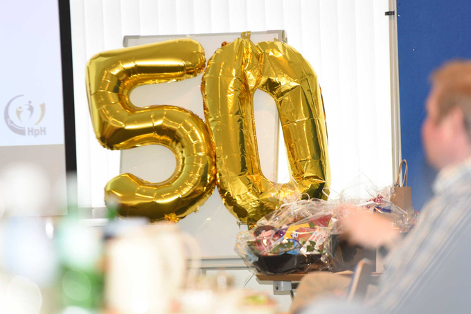 Zwei Heliumballons formen die Zahl 50.