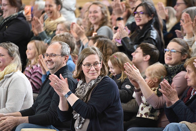 Das Publikum klatscht bei der großen Abschlussveranstaltung der Projektwoche.