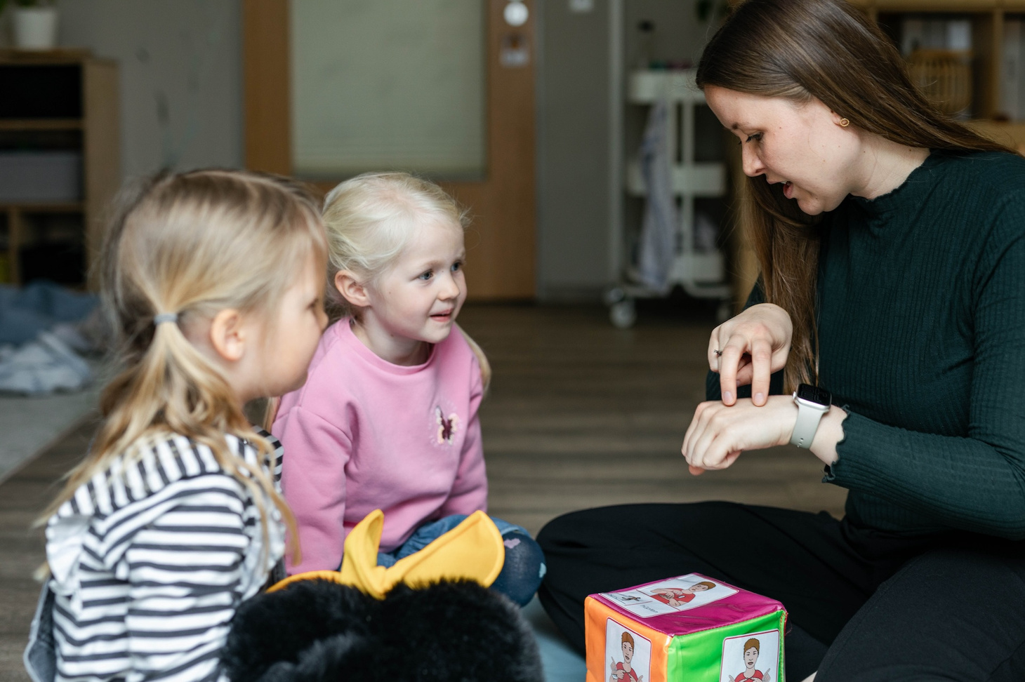 Zwei Kinder lernen Gebärden.