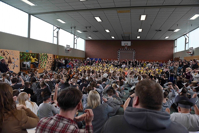 Die Turnhalle war bis auf den letzten Platz gefüllt.