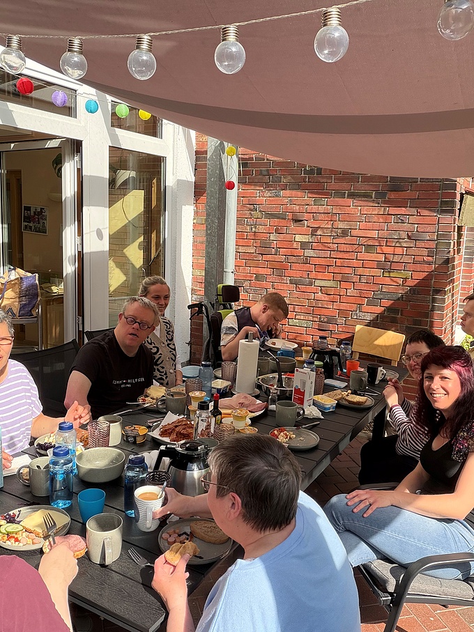 Haus Am Bokeler Bach: Die Wohngemeinschaft liebt es gemeinsam zu frühstücken.
