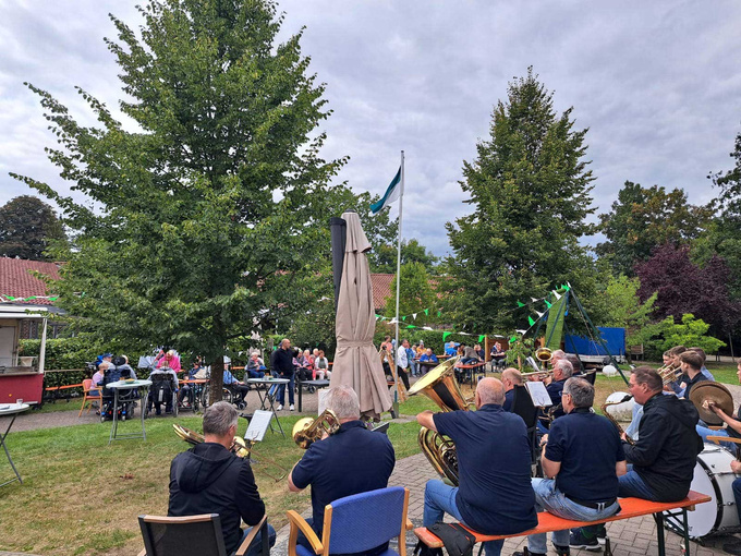 Der Musikverein Holdorf spielt stimmungsvolle Lieder.. 