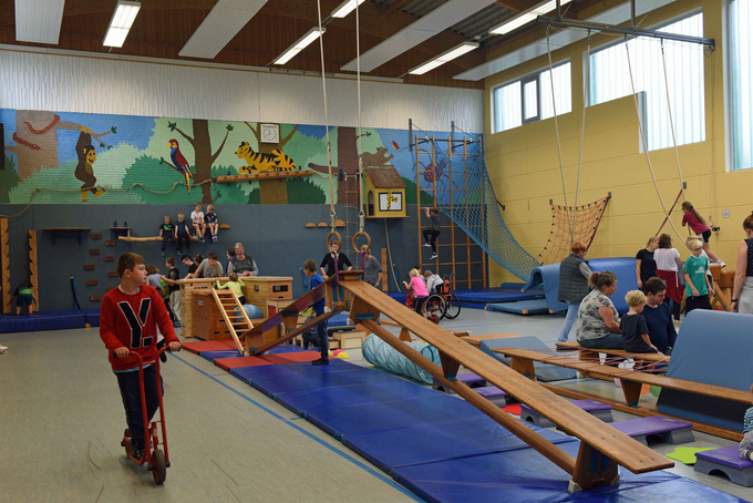 Blick in die Turnhalle bei den Bewegten Tagen: Es sind viele besondere Spiel- und Sportgeräte aufgebaut.
