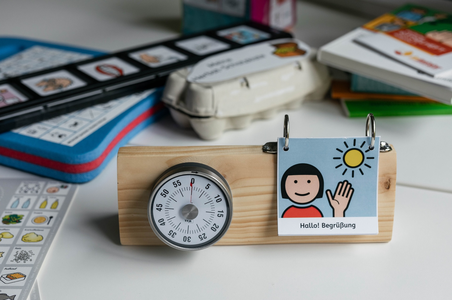 Symbolmaterial wie Sprachkarten und eine Uhr