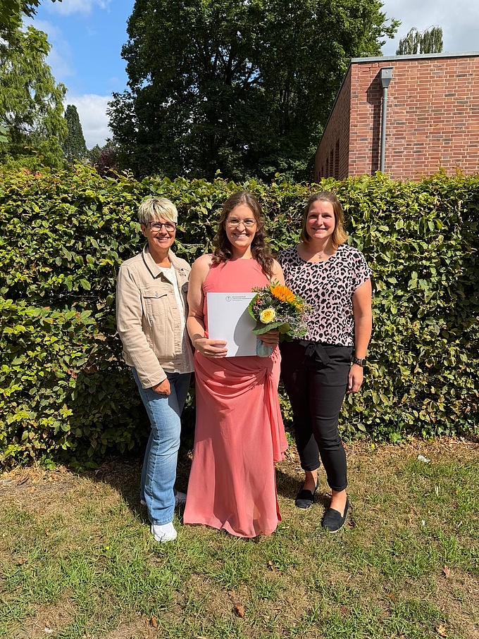 Vor Ort gratulierten Annemarie unter anderem Praxisanleiterin Nina Herrmann sowie Anja Böning zum erfolgreichen Abschluss ihrer Ausbildung zur Pflegefachfrau.