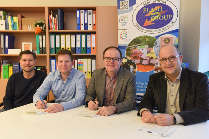 Gruppenfoto der Vertragsunterzeichnung: Christian Bruns, Schulleiter Julian Schreiber, HpH-Geschäftsführer Guido Uhl sowie Martin Heimbrock, Leiter des Bereichs Berufliche Rehabilitation bei der HpH.