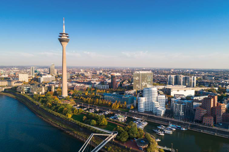 Blick auf Düsseldorf vom Rhein aus