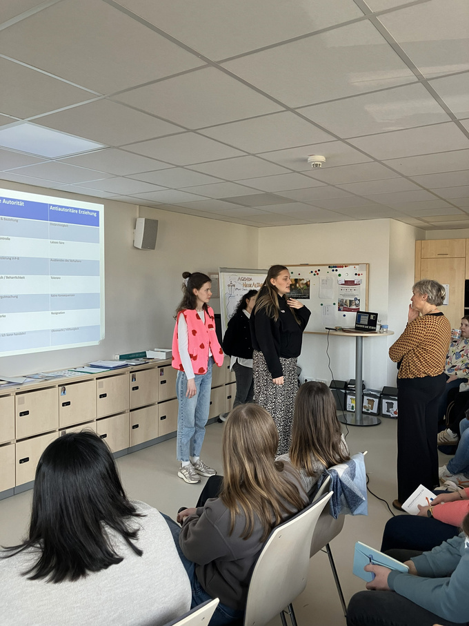 Die Dozentin steht vor einer Teilnehmerin.