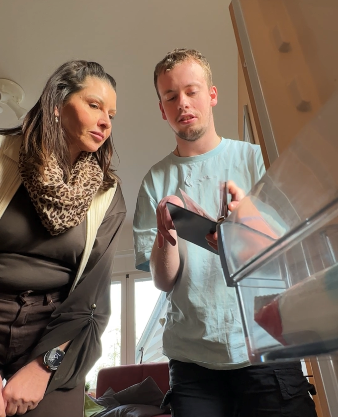 Nicole und Louis schauen gemeinsam in den Kühlschrank.