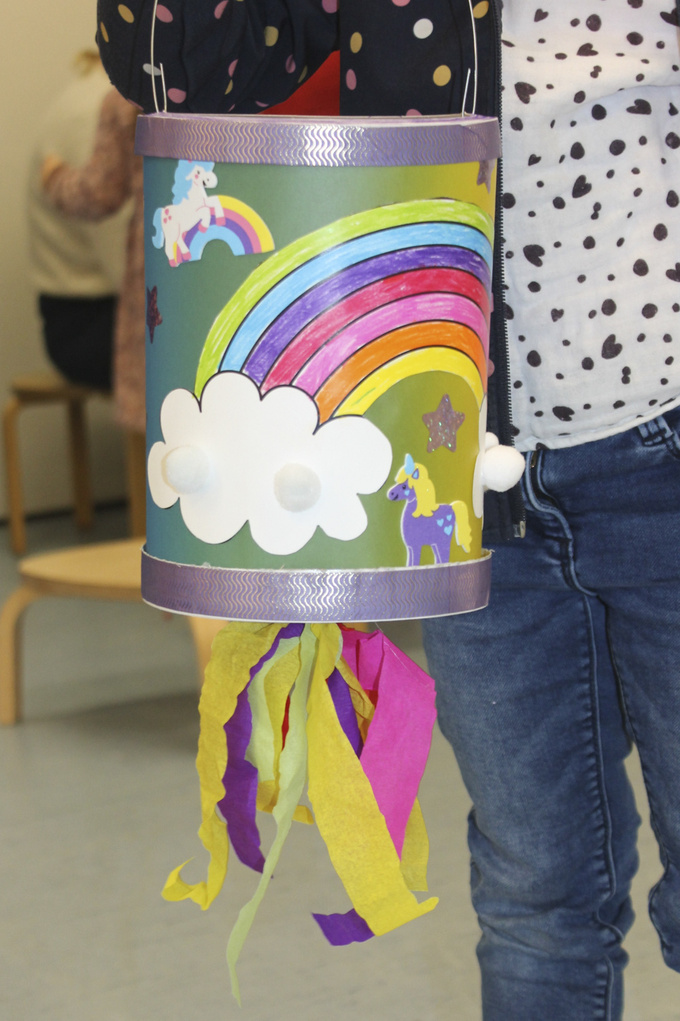 Nahaufnahme einer Laterne mit einem Regenbogen.