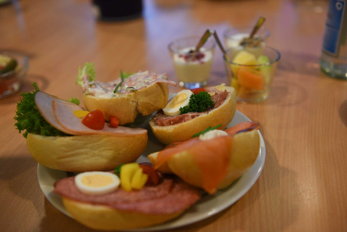 Belegte Brötchen und Quarkspeisen. 
