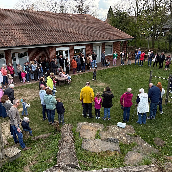 Die Kinder zeigen ihren Omas und Opas das Außengelände der Kita.te auch das Außengelände nicht fehlen. 