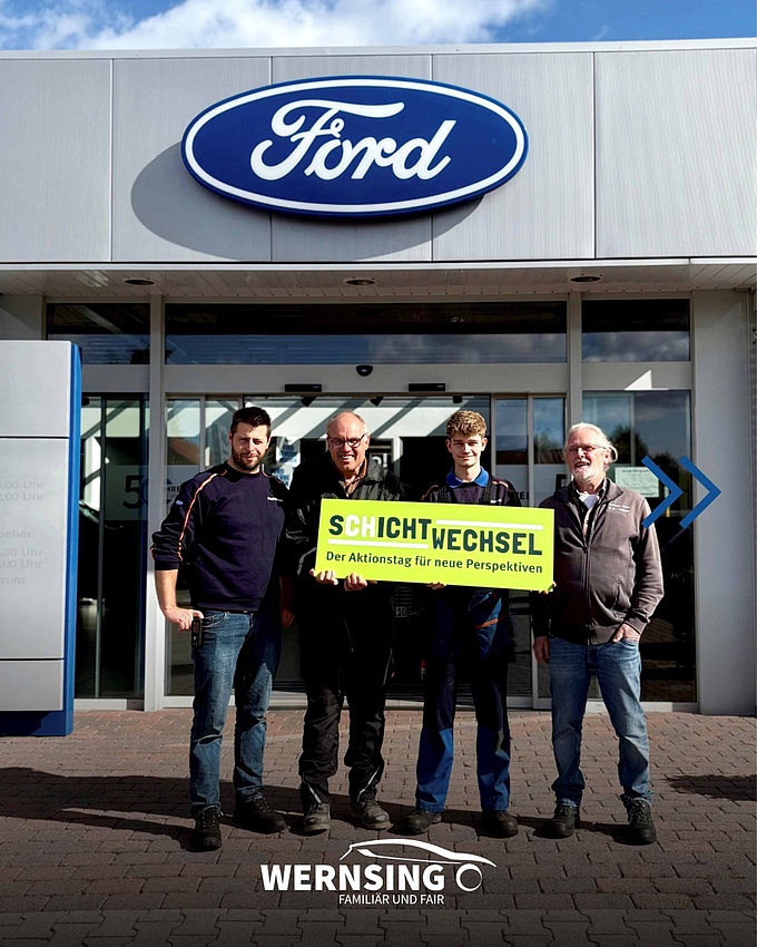 Samuel Buling, Thomas Hilgen, Timon Eichhorn und Berthold Kleine Kuhlmann posieren für ein Gruppenfoto vor der Autowerkstatt in Bersenbrück. .).  
