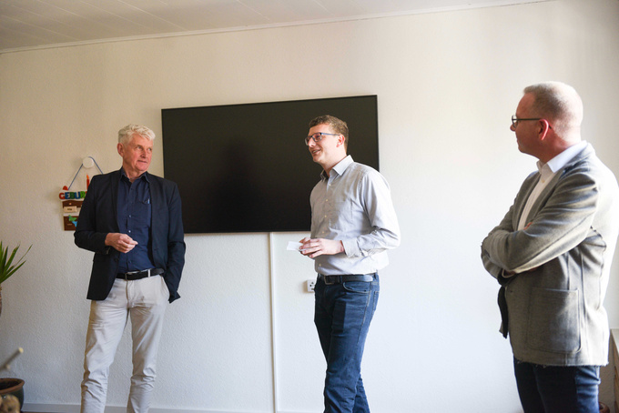 V.l.: Der Bramscher Bürgermeister Heiner Pahlmann, Einrichtungsleitung Tobias Jäger und Bereichsleitung Christoph Pieper.