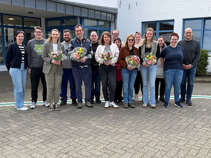 Gruppenfoto: Die bisherigen und neuen Assistentinnen des Werkstattrats sowie der Frauenbeauftragten sowie Vertreter*innen der WfbM bei der feierlichen Verabschiedung und Begrüßung im Rahmen der Werkstattratssitzung.