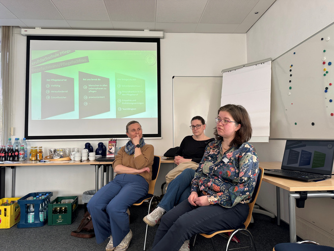 Die drei Referentinnen sitzen vor dem Beamer: Dorothee Renze-Wiemers vom Christlichen Krankenhaus Quakenbrück (CKQ) (rechts), Stefanie Heilig, Pädagogischer Fachdienst, und Anja Duong-Grönheim, Leitung Haus Quadenort, beantworteten die Fragen der Teilnehmenden.