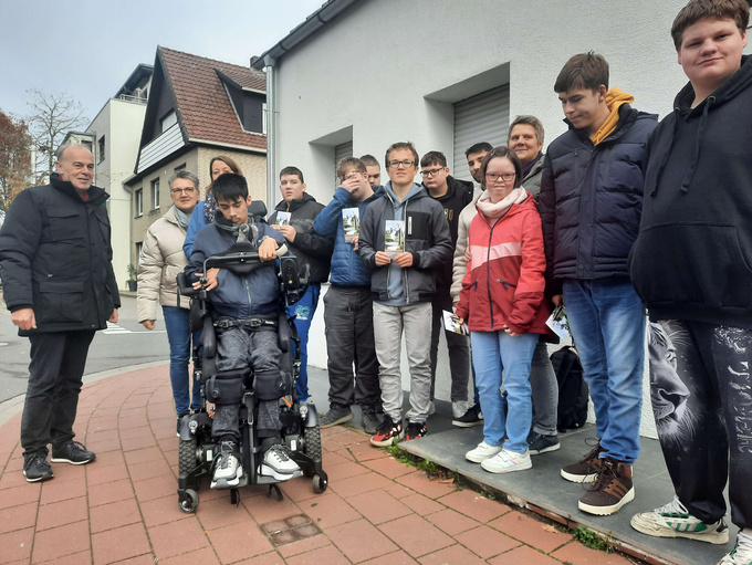 Schülergruppe vor den Stolpersteinen.